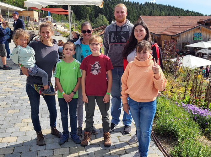 Gruppenfoto mit den Teilnehmern des Vereinsausflugs vom 1. BSC Rottal im Freizeitpark Edelwies