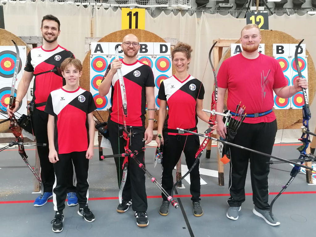 Gruppenbild der Bogenschützen auf dem Landauer Hallenturnier 2024