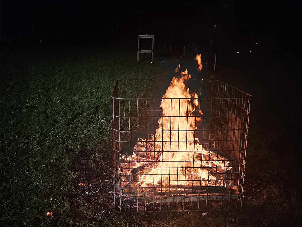 Feuerkorb mit brennendem Feuer zur Wintersonnwende