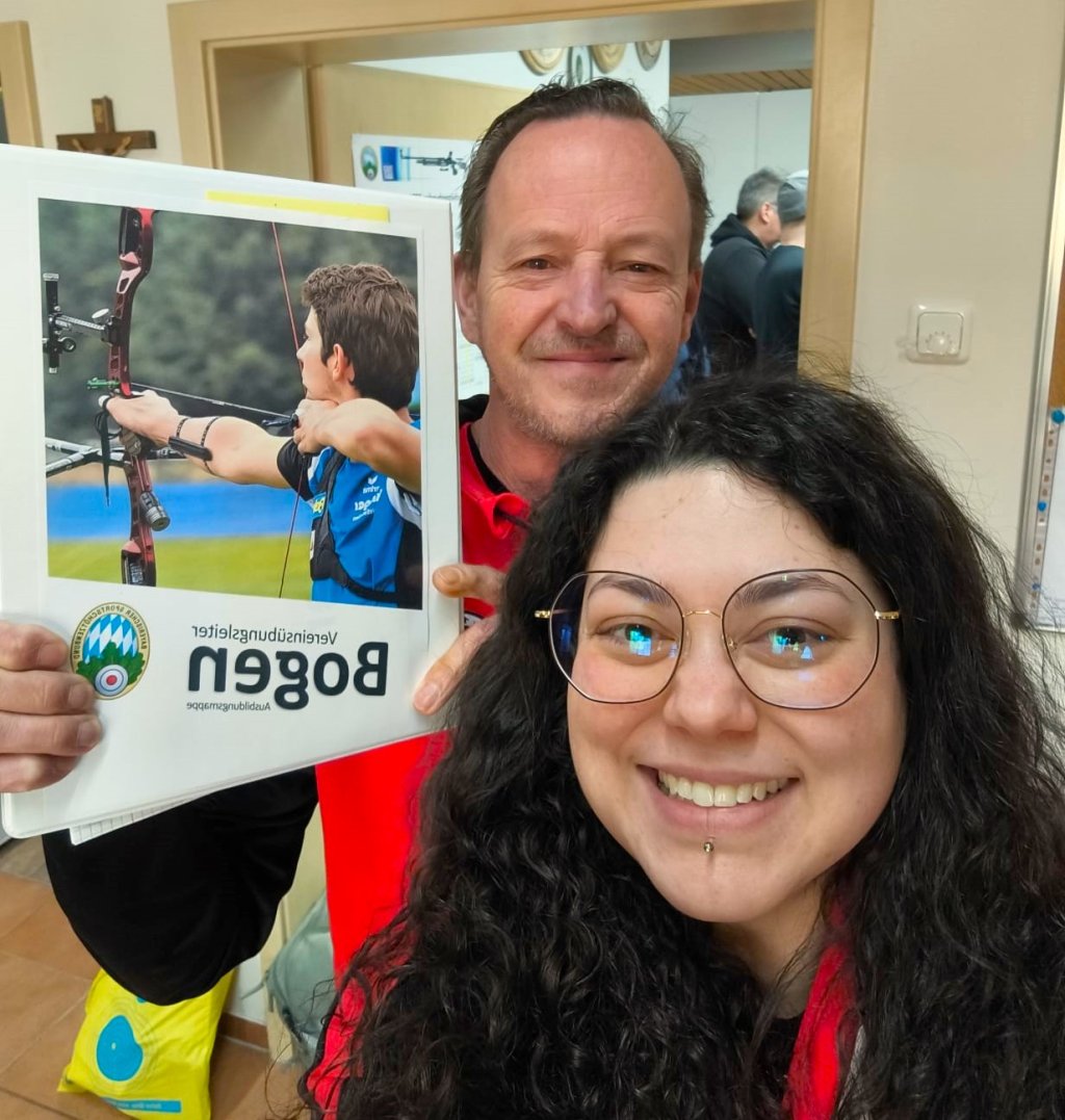 Horst und Meryem mit Lehrmaterial auf der Ausbildung zum Vereinsübungsleiter Bogen