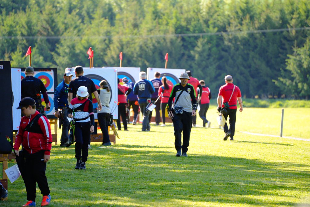 Schützen auf dem Rückweg vom Pfeile ziehen